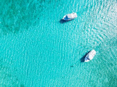 Bozulmamış turkuaz mavi deniz okyanusu Batı Körfezi yakınlarındaki Cayman Adaları 'ndaki Seven Mile Beach Grand Cayman