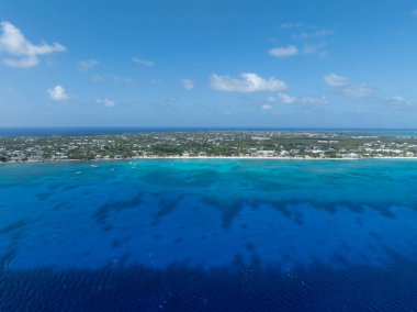 Bozulmamış turkuaz mavi deniz okyanusu Batı Körfezi yakınlarındaki Cayman Adaları 'ndaki Seven Mile Beach Grand Cayman