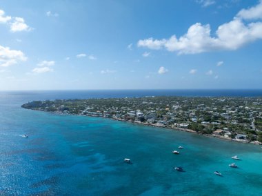 Bozulmamış turkuaz mavi deniz okyanusu Batı Körfezi yakınlarındaki Cayman Adaları 'ndaki Seven Mile Beach Grand Cayman