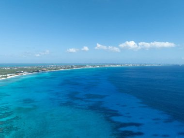 Bozulmamış turkuaz mavi deniz okyanusu Batı Körfezi yakınlarındaki Cayman Adaları 'ndaki Seven Mile Beach Grand Cayman