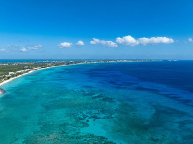 Bozulmamış turkuaz mavi deniz okyanusu Batı Körfezi yakınlarındaki Cayman Adaları 'ndaki Seven Mile Beach Grand Cayman