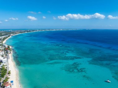Bozulmamış turkuaz mavi deniz okyanusu Batı Körfezi yakınlarındaki Cayman Adaları 'ndaki Seven Mile Beach Grand Cayman
