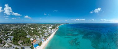 Bozulmamış turkuaz mavi deniz okyanusu Batı Körfezi yakınlarındaki Cayman Adaları 'ndaki Seven Mile Beach Grand Cayman