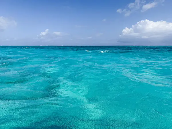 Cayman Adaları 'ndaki Grand Cayman Rum Noktası' ndaki Stingray şehrinde mavi su.