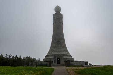 Adams, Massachusetts - 24 Mayıs 2025: Gaziler Savaş Anıtı, Massachusetts eyaletinin en yüksek zirvesi olan Greylock Dağı 'nın zirvesinde yer almaktadır..
