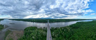 Hudson Nehri 'ni kaplayan Rip Van Winkle Köprüsü' nün Catskill, New York ve Hudson, New York arasındaki hava görüntüsü.