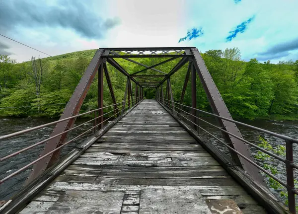 Deerfield Nehri 'nin havadan görünüşü ve Florida, Massachusetts' teki Tünel Yolu boyunca eski ahşap köprü..
