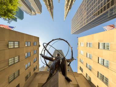 New York, New York - 17 Mayıs 2025 Atlas heykeli ve Rockefeller Center New York. Rockefeller Center, Manhattan 'ın merkezinde bulunan 19 ticari binadan oluşan bir kompleks..