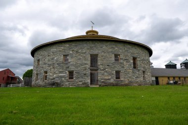 Berkshires 'daki Hancock Sarsıcı Köyü' nün merkezindeki Yuvarlak Taş Ahır..