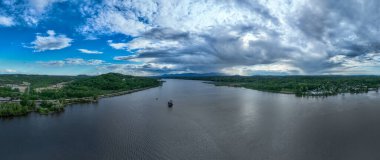 Hudson Nehri 'ni kaplayan Rip Van Winkle Köprüsü' nün Catskill, New York ve Hudson, New York arasındaki hava görüntüsü.