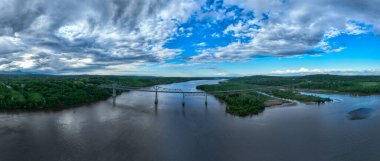 Hudson Nehri 'ni kaplayan Rip Van Winkle Köprüsü' nün Catskill, New York ve Hudson, New York arasındaki hava görüntüsü.