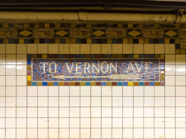 New York Şehri - 9 Mayıs 2025 - Jackson Bulvarı metro istasyonu.