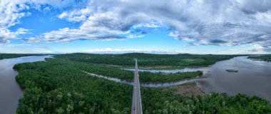 Hudson Nehri 'ni kaplayan Rip Van Winkle Köprüsü' nün Catskill, New York ve Hudson, New York arasındaki hava görüntüsü.