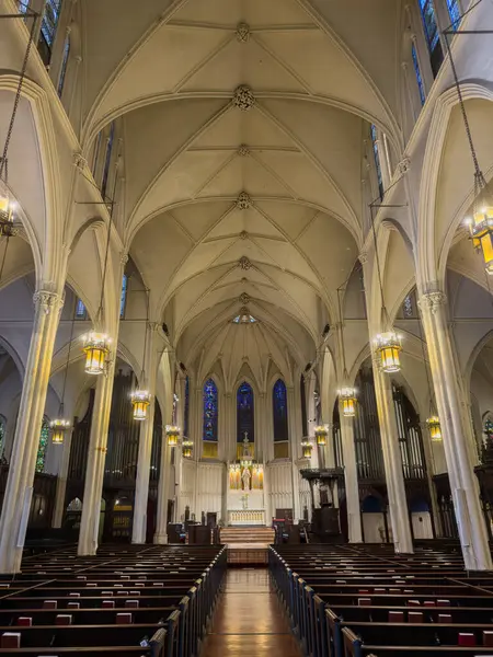 New York City - 17 Mayıs 2025: The Parish of Calvary - St. Georges, New York City 'de tarihi Gotik Diriliş mimarisi sergilenmektedir.. 