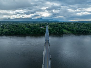 Hudson Nehri 'ni kaplayan Rip Van Winkle Köprüsü' nün Catskill, New York ve Hudson, New York arasındaki hava görüntüsü.