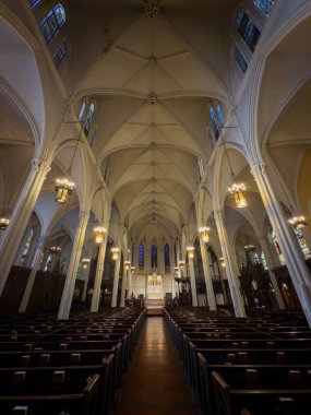 New York City - 17 Mayıs 2025: The Parish of Calvary - St. Georges, New York City 'de tarihi Gotik Diriliş mimarisi sergilenmektedir.. 