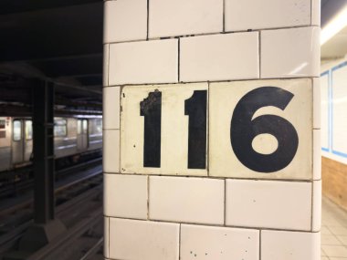 New York City - 7 Mayıs 2025: 116. Cadde Columbia Üniversitesi metro istasyonu.