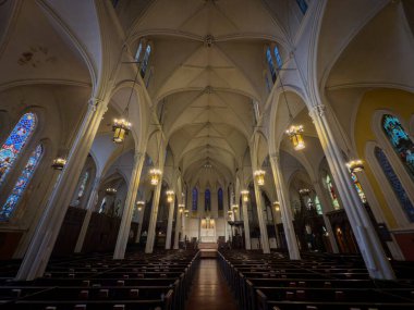 New York City - 17 Mayıs 2025: The Parish of Calvary - St. Georges, New York City 'de tarihi Gotik Diriliş mimarisi sergilenmektedir.. 