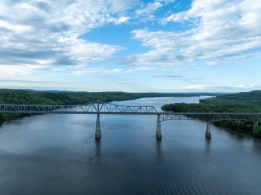 Hudson Nehri 'ni kaplayan Rip Van Winkle Köprüsü' nün Catskill, New York ve Hudson, New York arasındaki hava görüntüsü.