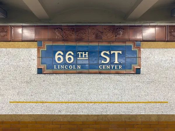 New York Şehri - 7 Mayıs 2025: 66. Lincoln Center metro istasyonu.