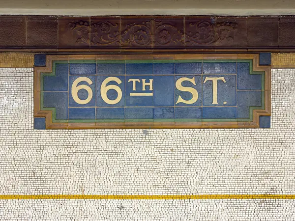 New York Şehri - 7 Mayıs 2025: 66. Lincoln Center metro istasyonu.