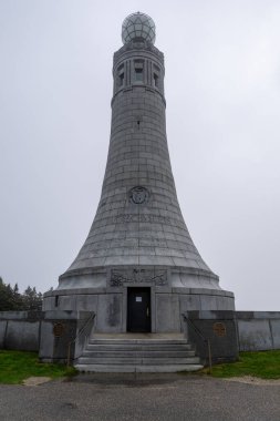 Adams, Massachusetts - 24 Mayıs 2025: Gaziler Savaş Anıtı, Massachusetts eyaletinin en yüksek zirvesi olan Greylock Dağı 'nın zirvesinde yer almaktadır..