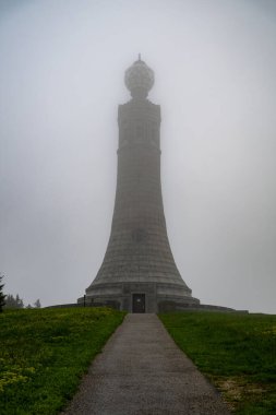 Adams, Massachusetts - 24 Mayıs 2025: Gaziler Savaş Anıtı, Massachusetts eyaletinin en yüksek zirvesi olan Greylock Dağı 'nın zirvesinde yer almaktadır..