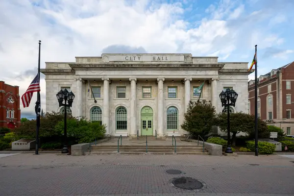 Pittsfield, Massachusetts Belediye Binası cephesi.