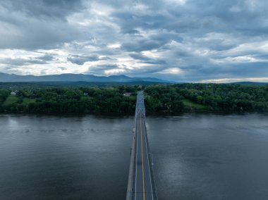 Hudson Nehri 'ni kaplayan Rip Van Winkle Köprüsü' nün Catskill, New York ve Hudson, New York arasındaki hava görüntüsü.