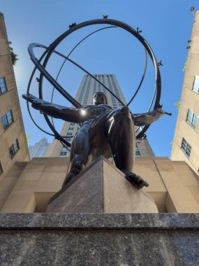 New York, New York - 17 Mayıs 2025 Atlas heykeli ve Rockefeller Center New York. Rockefeller Center, Manhattan 'ın merkezinde bulunan 19 ticari binadan oluşan bir kompleks..