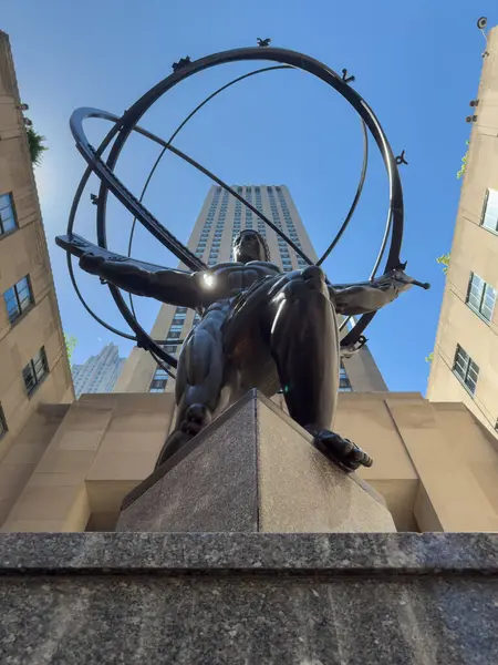 New York, New York - 17 Mayıs 2025 Atlas heykeli ve Rockefeller Center New York. Rockefeller Center, Manhattan 'ın merkezinde bulunan 19 ticari binadan oluşan bir kompleks..
