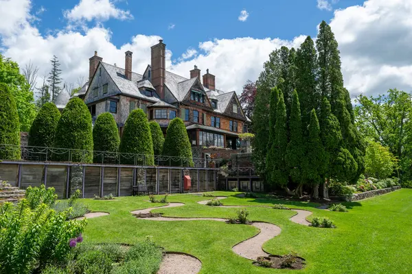 Berkshires, MA, ABD - 25 Mayıs 2025: Altın Çağ mimarisi ve Stockbridge, Massachusetts, ABD 'deki bahçelerden Naumkeag mülkü