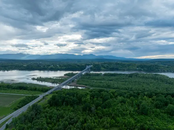 Hudson Nehri 'ni kaplayan Rip Van Winkle Köprüsü' nün Catskill, New York ve Hudson, New York arasındaki hava görüntüsü.