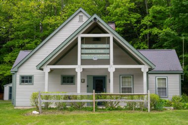 North Adams, Massachusetts 'teki Doğal Köprü Eyalet Parkı' ndaki Ranger binası.