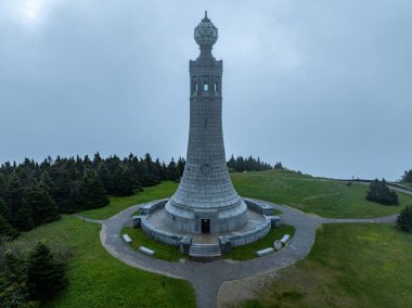 Adams, Massachusetts - 24 Mayıs 2025: Gaziler Savaş Anıtı, Massachusetts eyaletinin en yüksek zirvesi olan Greylock Dağı 'nın zirvesinde yer almaktadır..