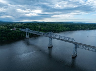 Hudson Nehri 'ni kaplayan Rip Van Winkle Köprüsü' nün Catskill, New York ve Hudson, New York arasındaki hava görüntüsü.