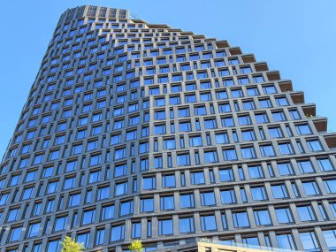 Brooklyn, New York - 24 Haziran 2025: Olympia DUMBO büyük, modern cam apartman penceresi, Brooklyn, New York 'taki rıhtımda..