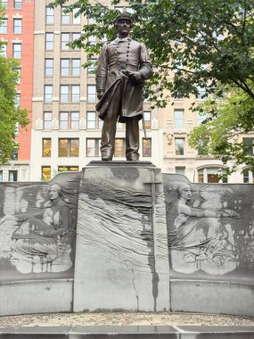 New York - 17 Haziran 2025: Amiral David Glasgow Farragut 'un Manhattan, New York' taki Madison Square Park 'a kurduğu açık hava bronz heykeli.