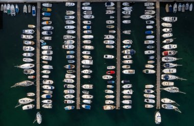 Denizdeki pek çok yat ve teknenin üst görüntüsü.