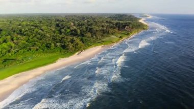 Afrika 'nın batı kıyısındaki Gabon' daki Loango Ulusal Parkı 'nda korunan sahil ve sahil..