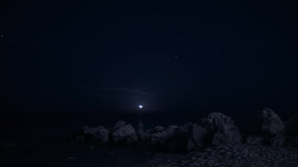 Timelapse Pełni Księżyca Wschodzi Ciemnej Naturze Niebo Nad Spokojnym Morzem — Wideo stockowe