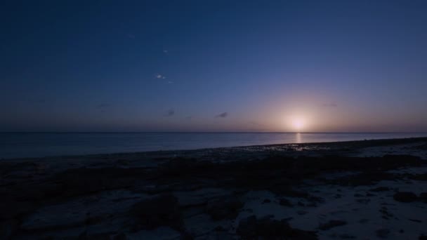Время Заката Над Спокойным Морем — стоковое видео