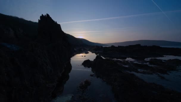 英国沿岸の潮汐岩プールでの日の出の経過 — ストック動画