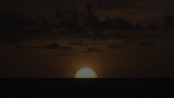 Время Восхода Солнца Над Спокойным Морем — стоковое видео