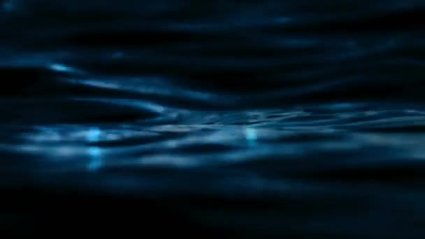 暗い水の中で波が波紋と光の反射を作り — ストック動画