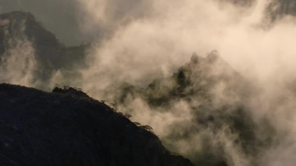 オマーンのドーファー山脈を横切る海から霧が立ち込む — ストック動画