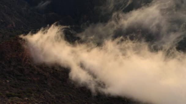Llegan Nieblas Del Mar Que Ondean Sobre Las Montañas Dhofar — Vídeo de stock