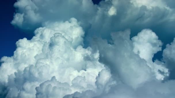 대기중에서 증발되는 수증기는 입자들 주위에서 응결된다 물방울들 결합하여 구름으로 자란다 — 비디오