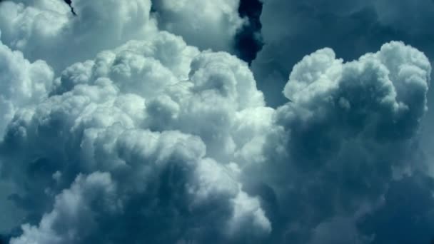 대기중에서 증발되는 수증기는 입자들 주위에서 응결된다 물방울들 결합하여 구름으로 자란다 — 비디오