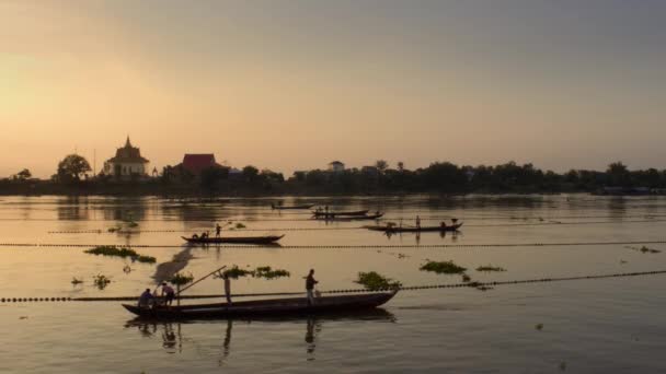 2018년 사람들은 캄보디아의 Tonle Sap Lake 어업인 절반을 가로질러 그물을 — 비디오